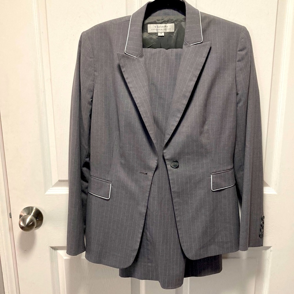 Tahari Gray pant suit size 10